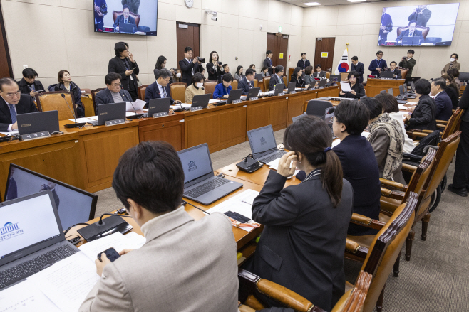 아동수당법, 국회 보건복지위 통과<YONHAP NO-5092>