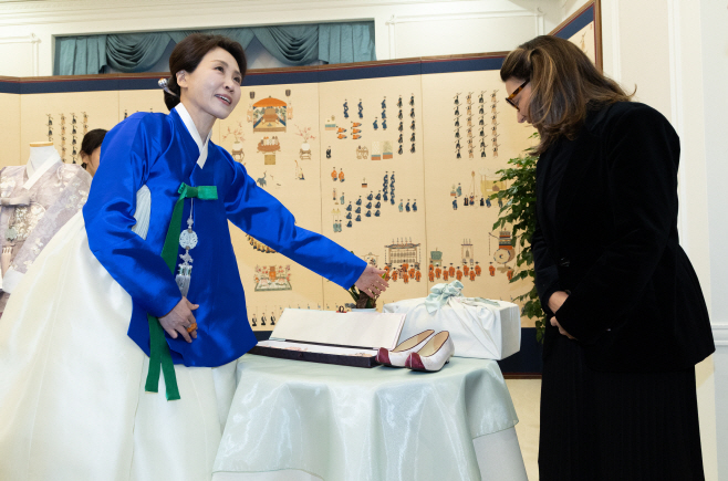 다시우바 여사에게 한복 선물하는 김혜경 여사
