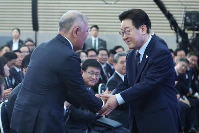 악수하는 이재명 대통령과 정의선 현대차그룹 회장