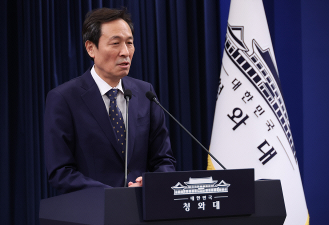 사의 밝히는 우상호 정무수석<YONHAP NO-4217>