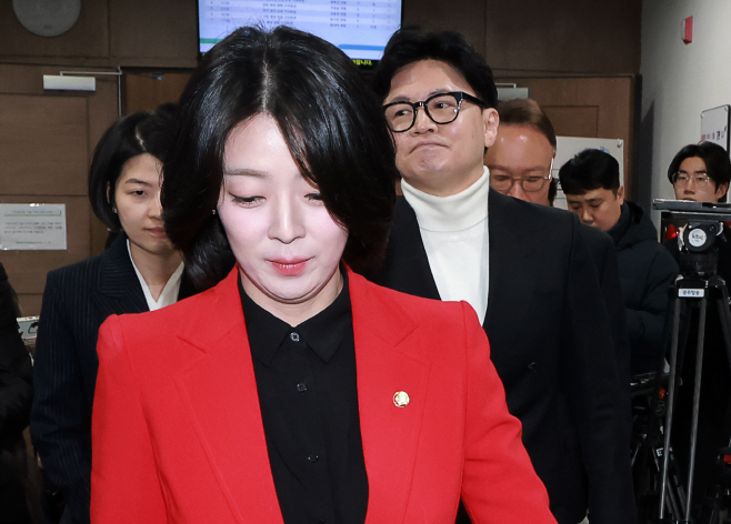 소통관 나서는 한동훈-배현진<YONHAP NO-6888>