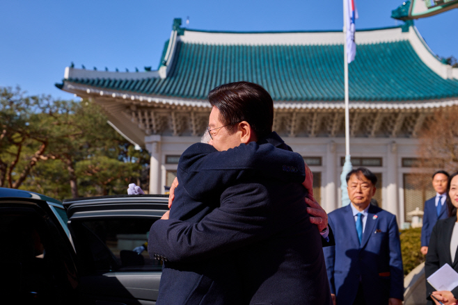 포옹하는 한-브라질 정상<YONHAP NO-6781>