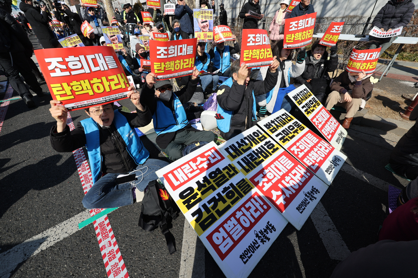 윤석열 유죄 촉구 집회하는 촛불행동 관계자들