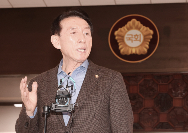 당 현안 관련 기자회견 하는 김석기 의원<YONHAP NO-4875>