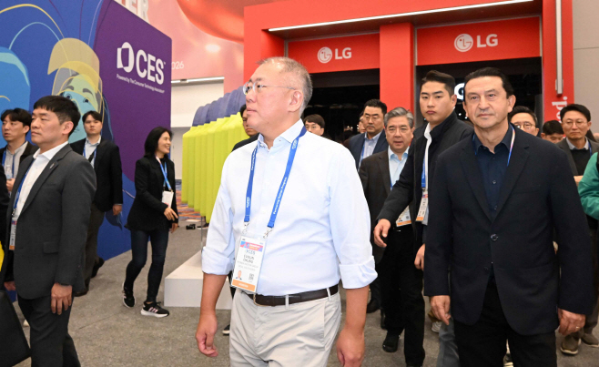 CES 2026 둘러보는 정의선 회장과 호세 무뇨스 대표