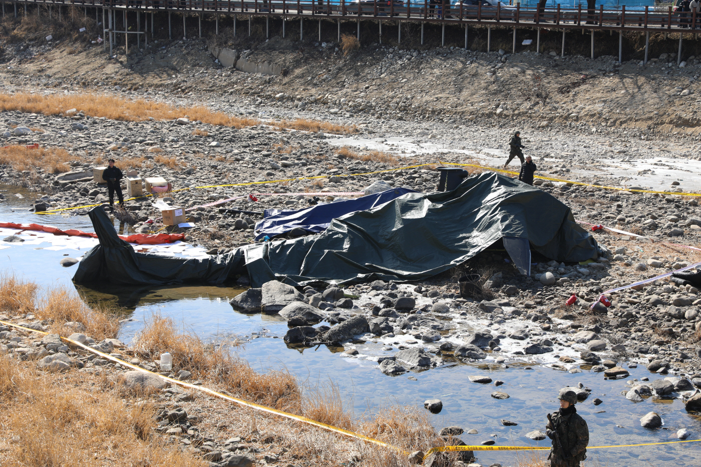 추락한 육군 코브라 헬기<YONHAP NO-3833>