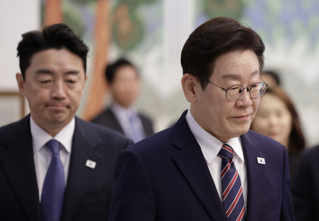 회의 입장하는 이재명 대통령