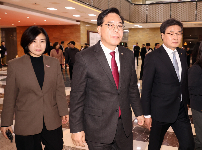 의원총회 향하는 송언석 원내대표<YONHAP NO-4958>