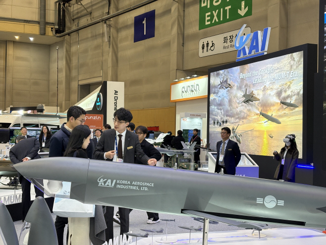 사진2. KAI부스 방문객이 전시 품목에 대한 설명을 듣고 있다.