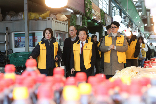 [한국관광공사] 시장에서 장보기 행사를 진행중인 공사 임직원들2