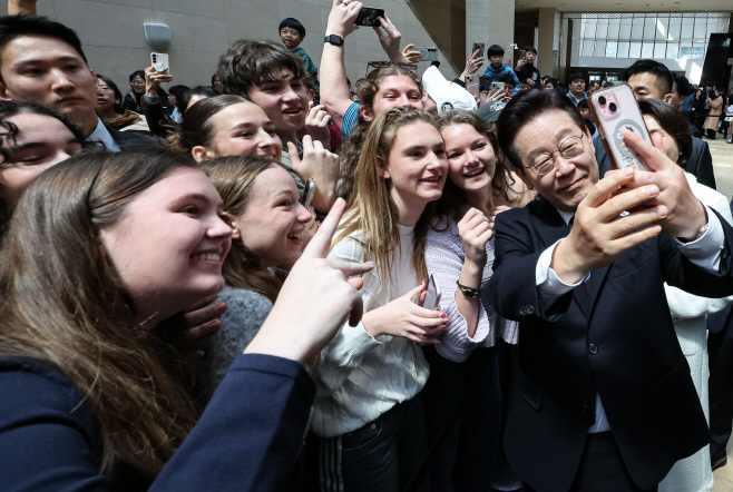 외국인 관람객과 기념촬영하는 이재명 대통령 부부<YONHAP NO-3403>