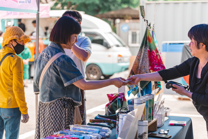 아트트럭 사진(카드 주고받는 사진)