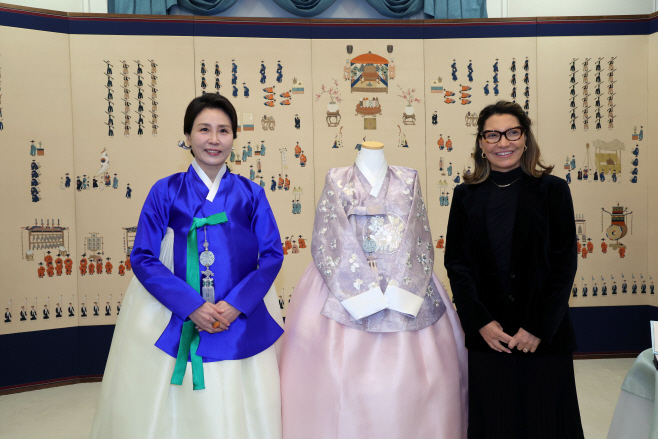 다시우바 여사에게 한복 선물하는 김혜경 여사