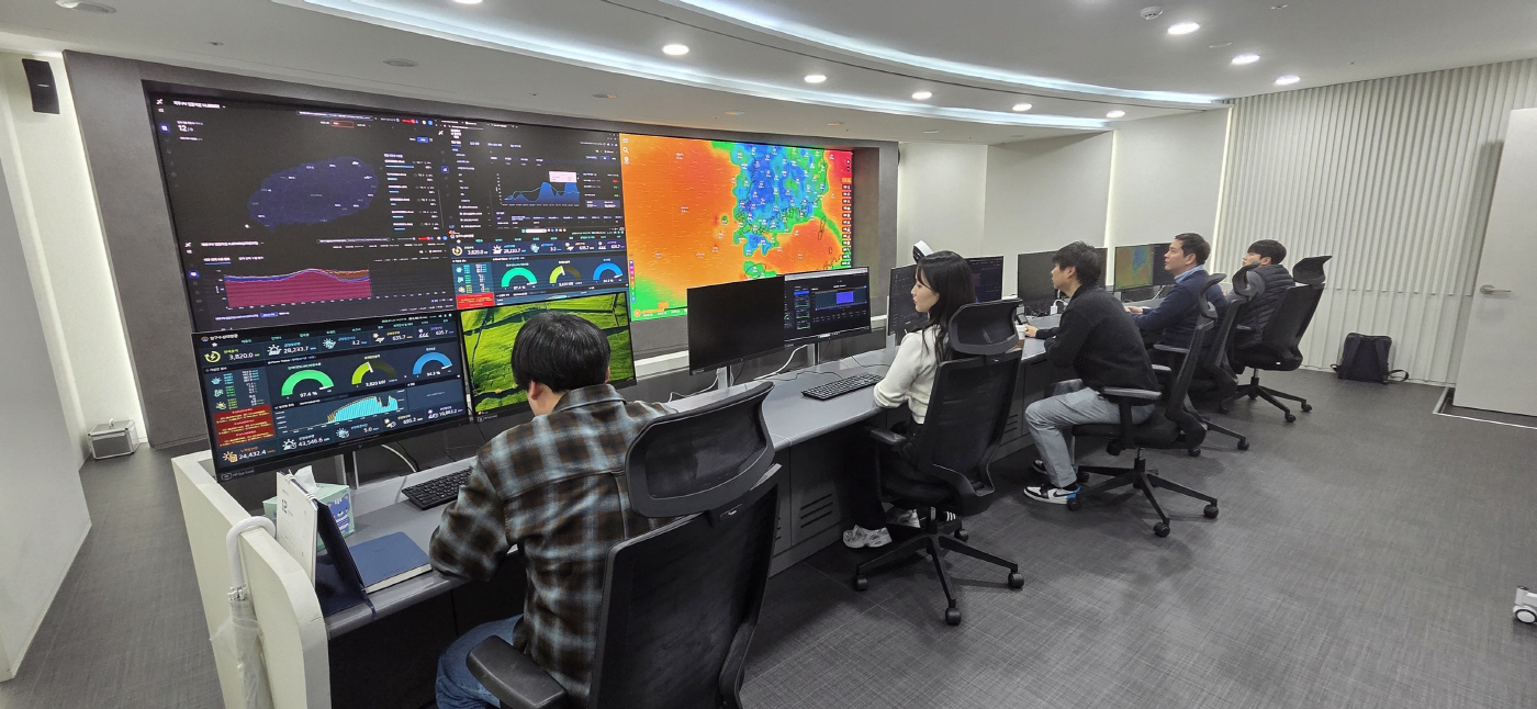 (사진2) LS일렉트릭 관계자들이 안양 R&D센터에 위치한 관제센터에서 재생에너지 발전량 예측 결과를 확인하고 있다