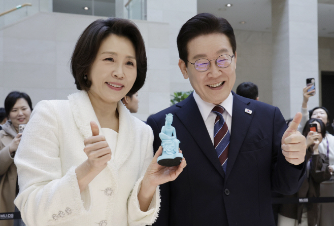 기념품 손에 든 이재명 대통령 부부<YONHAP NO-3405>