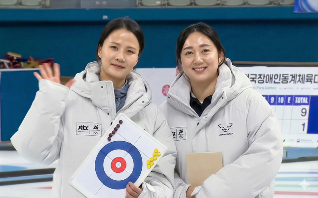 [사진자료] 다이나핏 ‘G.마그마 미들 다운 자켓’을 착용한 김영미, 김은정 JTBC 해설위원 (1)