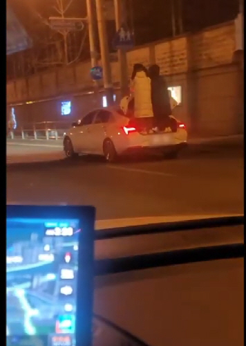 7 People in One Hyundai Avante: Shocking Winter Driving Incident Revealed!