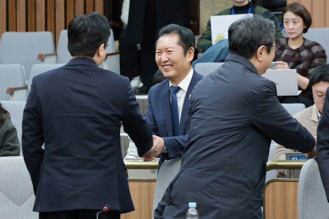 3선 의원들과 인사하는 더불어민주당 정청래 대표<YONHAP NO-4809>