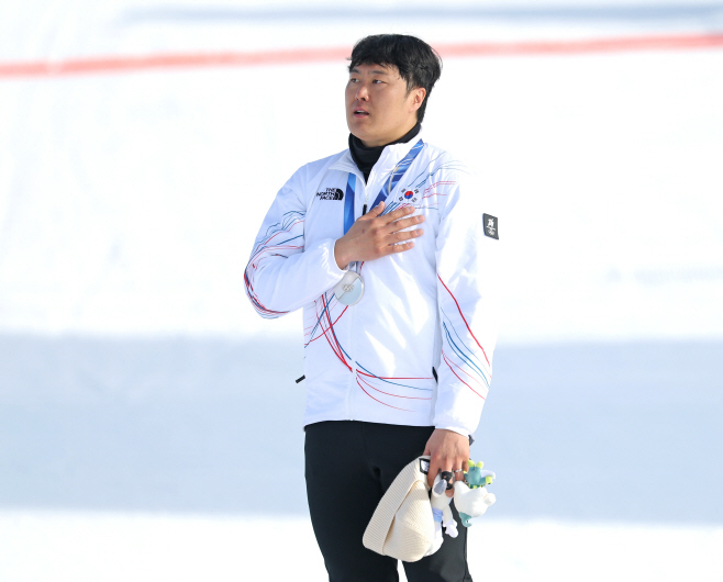 국기에 경례하는 김상겸<YONHAP NO-0047>