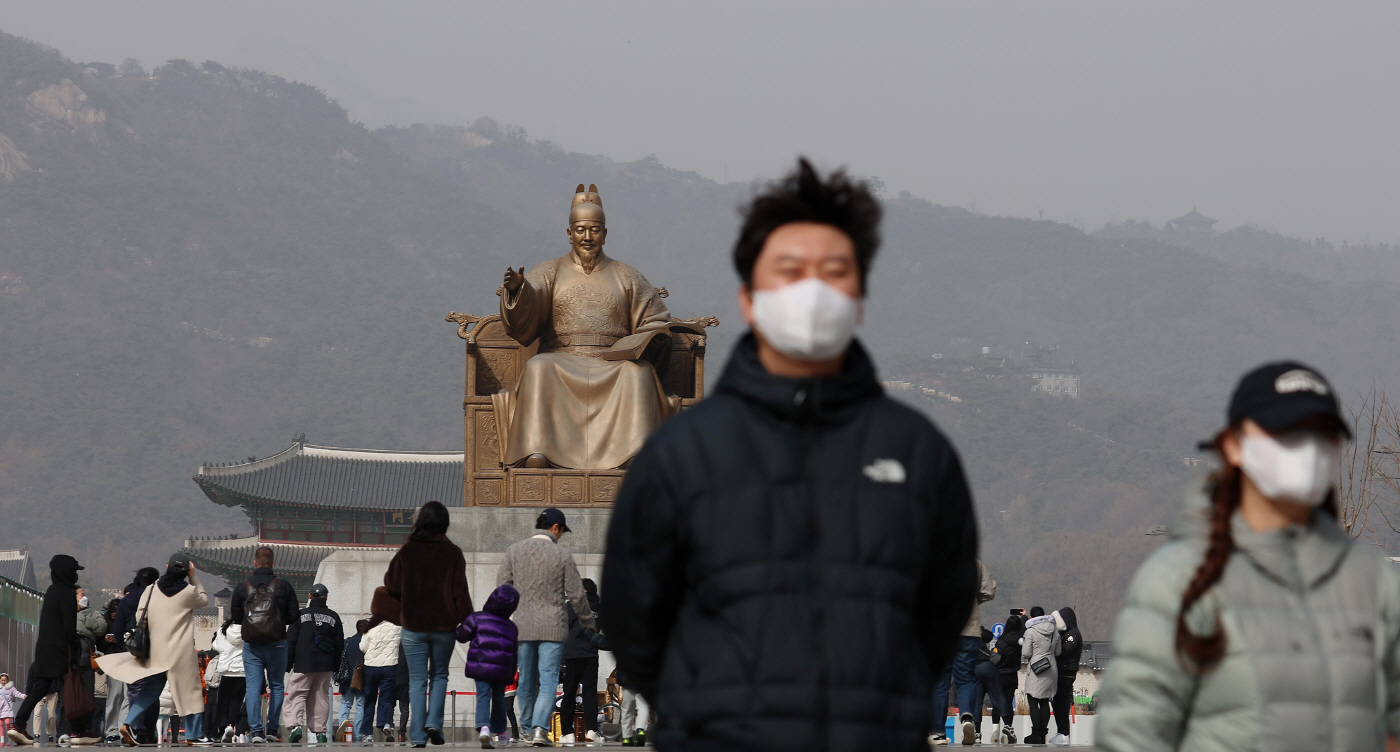 황사에 미세먼지까지 뿌연 광화문 광장