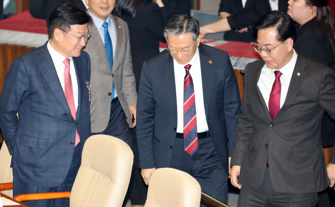 대화하는 송언석·정점식·정성호<YONHAP NO-5180>