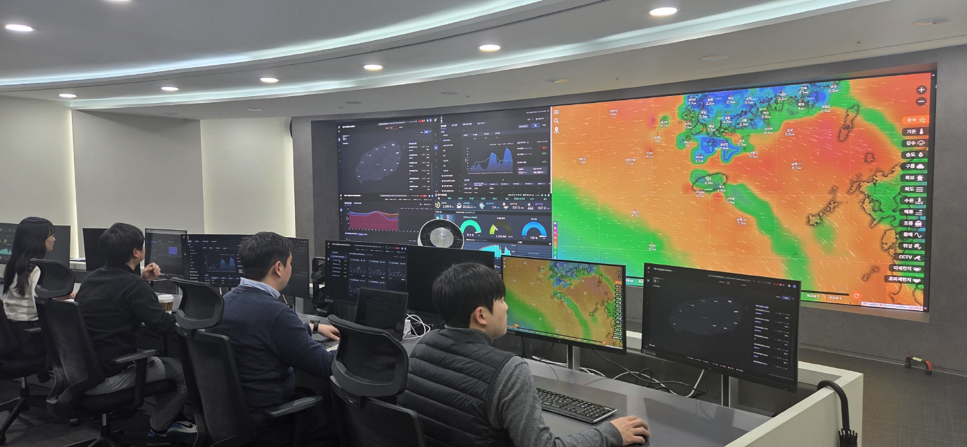 (사진1) LS일렉트릭 관계자들이 안양 R&D센터에 위치한 관제센터에서 재생에너지 발전량 예측 결과를 확인하고 있다
