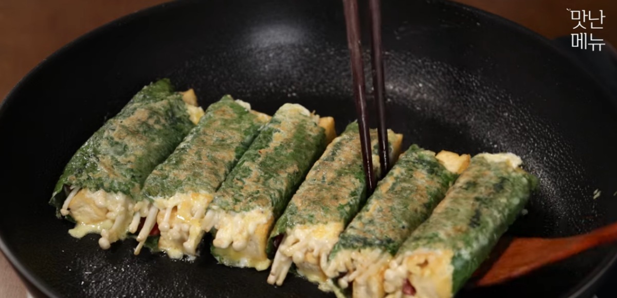 &nbsp;    Golden-brown perilla leaf rolls fresh from the pan / YouTube \'Delicious Menu\'