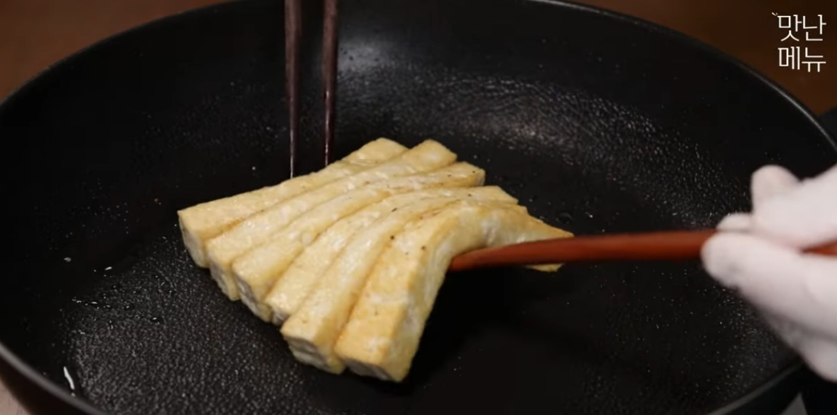&nbsp;  Tofu sizzling on the grill / YouTube \'Delicious Menu\'