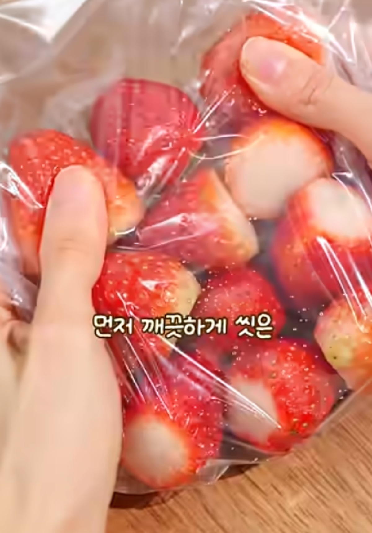&nbsp;  Crushing strawberries / YouTube \'Jihyun Cook\'