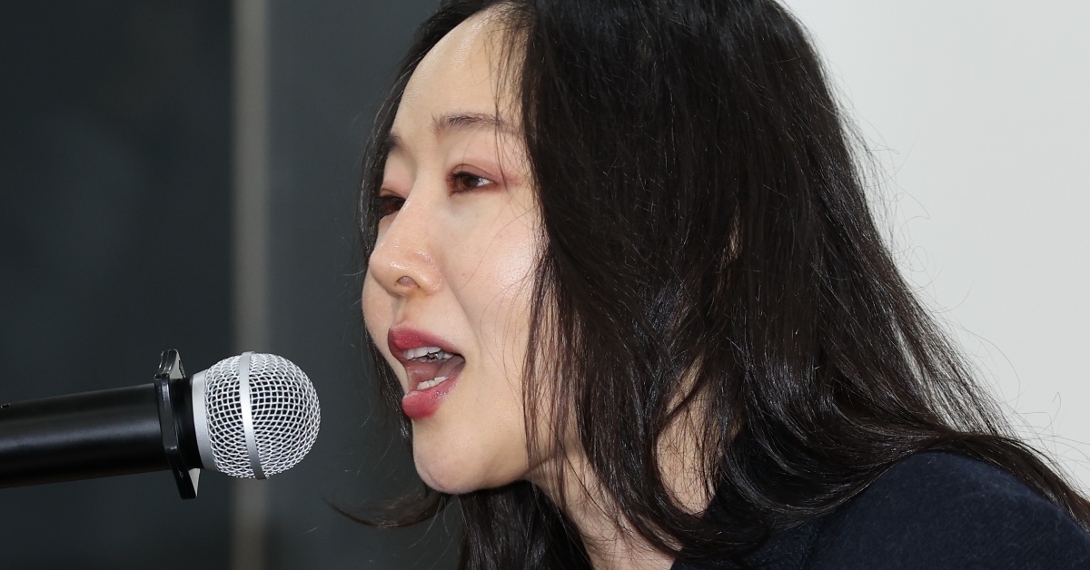 引用: ミン代表は25日午後ソウル鍾路区のある場所でイブとの1審訴訟結果に基づく今後の計画に関する記者会見を開いた。 /