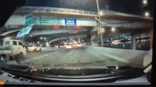   25일 오후 8시 45분쯤 서울 반포대교를 달리던 포르쉐 차량이 다리 밑 한강 둔치로 추락 / 연합뉴스 독자제공