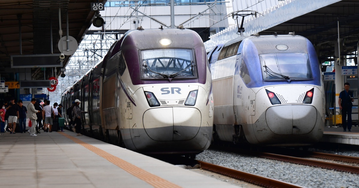 &nbsp;   Passengers eagerly await their SRT and KTX high-speed trains. Image for context / News1