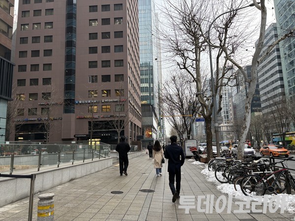 ▲ 서울 시내에서 시민들이 발걸음을 옮기고 있다. 사진=투데이코리아