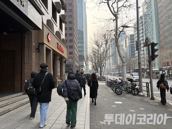 ▲ 서울 시내에서 시민들이 발걸음을 옮기고 있다. 사진=투데이코리아
