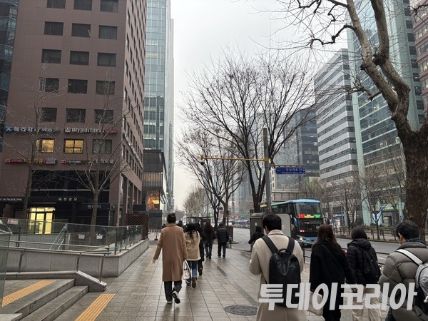 ▲ 서울 시내에서 시민들이 발걸음을 옮기고 있다. 사진=투데이코리아