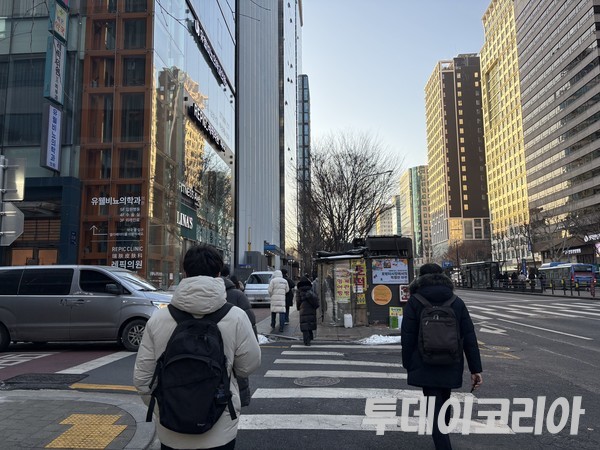 ▲ 서울 시내에서 시민들이 발걸음을 옮기고 있다. 사진=투데이코리아