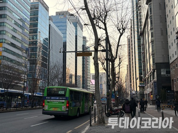 ▲ 서울 시내에서 시민들이 발걸음을 옮기고 있다. 사진=투데이코리아