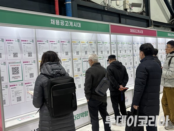 ▲ 서울 강남구 서울무역전시컨벤션센터(SETEC)에서 열린 ‘2025 서울시 시니어 일자리박람회’에서 관람객들이 채용공고 게시대를 둘러보고 있다. 사진=투데이코리아