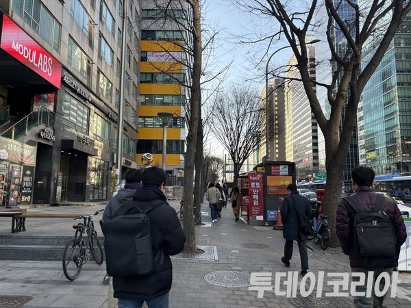 ▲ 서울 시내에서 시민들이 발걸음을 옮기고 있다. 사진=투데이코리아