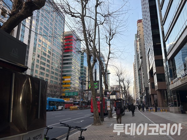 ▲ 서울 시내에서 시민들이 발걸음을 옮기고 있다. 사진=투데이코리아