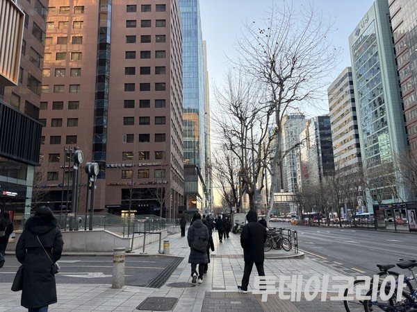 ▲ 서울 시내에서 시민들이 발걸음을 옮기고 있다. 사진=투데이코리아