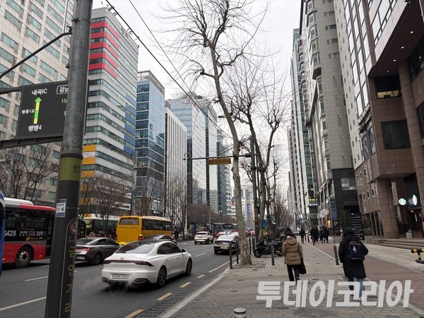 ▲ 서울 시내에서 시민들이 발걸음을 옮기고 있다. 사진=투데이코리아