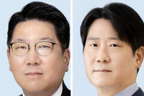12일 현대백화점그룹에 따르면 지주사인 현대지에프홀딩스가 중간 지주사 역할을 했던 현대홈쇼핑을 100% 완전 자회사로 편입하기로 했다. 이에 따라 형제 경영의 역할 분담도 재정비 가능성이 높아진 것으로 보인다. (왼쪽부터)정지선 현대백화점그룹 회장과 정교선 현대백화점그룹 부회장. ⓒ연합뉴스