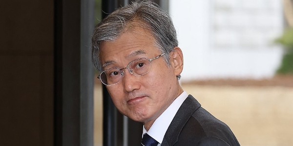 조희대 대법원장이 24일 오전 서울 서초구 대법원으로 출근하며 취재진들 돌아보고 있다. ⓒ연합뉴스