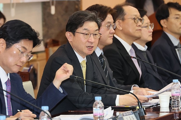 이억원 금융위원장이 4일 서울 종로구 정부서울청사에서 열린 금융소비자 현장메신저 간담회에서 발언하고 있다. ⓒ연합뉴스