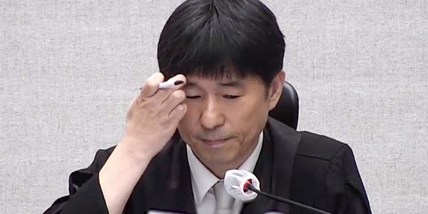 서울중앙지법 형사합의25부 지귀연 부장판사가 19일 서초구 서울중앙지방법원에서 열린 12·3 비상계엄 관련 윤석열 전 대통령의 내란 우두머리 혐의 1심 판결 선고 주문을 낭독하고 있다. ⓒ연합뉴스