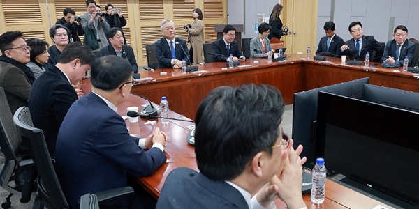 더불어민주당 초선 의원 모임인 더민초 소속 의원들이 2일 국회 의원회관에서 민주당과 조국혁신당의 합당과 관련한 간담회를 하고 있다. ⓒ연합뉴스