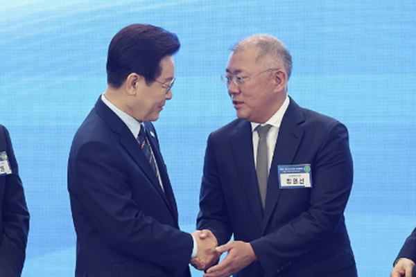 이재명 대통령(왼쪽)과 정의선 현대자동차그룹 회장이 27일 전북 군산시  군산새만금컨벤션센터에서 열린 '