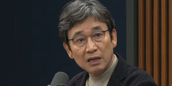 유시민 작가가 2일 유튜브 방송 김어준의 겸손은힘들다 뉴스공장에서 정치현안에 대한 견해를 밝히고 있다. ⓒ김어준의 뉴스공장 유튜브 갈무리