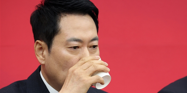 장동혁 국민의힘 대표가 2일 국회에서 열린 최고위원회의에서 물을 마시고 있다. ⓒ연합뉴스